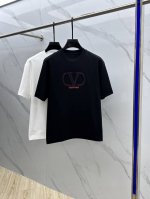 Vltn 华伦天奴 2025Fw春夏新品圆领打底外穿T恤，立体感Logo微廓形半袖活性纯棉打底T恤，棉，手感面糯有骨感，柔而有韧性。工艺处理，韧性和抗皱性能得到