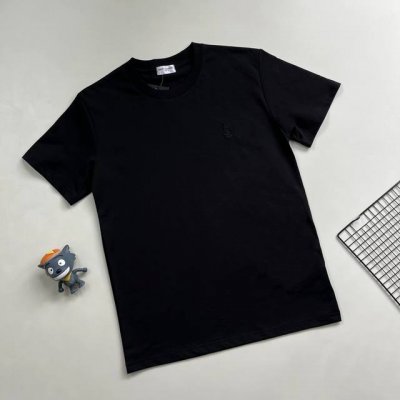 Ysl圣罗兰25Ss夏款刺绣Logo短袖！ 定制面料,手感柔软舒适，清爽透气，舒适性很好！ 胸前立体刺绣工艺,经典简约款型，时尚百搭款型！ 简单配色，简约不简单