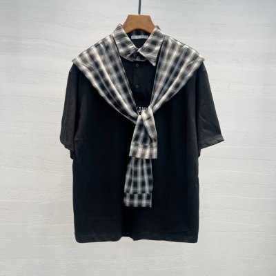 巴黎 2025春夏新款短袖 走秀款 今年最新最设计 非常洋气 独家定制原版透气面料 下摆拼接 领口假两件搭配披肩设计 垂感超好不易褶皱 不起球 透气舒适 细节走