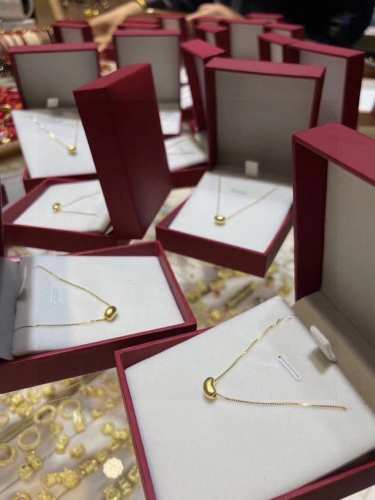 周大福 爆款小金豆项链 配全套包装 来日方长 我们带着诚意慢慢来 项链设计微笑形愿你永远绽放笑颜 很特别又很好搭衣服 少女的情怀总是诗 愿你永远快乐明媚 春天的
