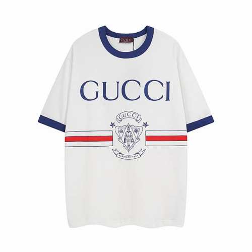 p120 gucci 古驰 25Ss早春1921行李员徽章印花新款Logo圆领短袖，25年新款爆款260克重，定织纯棉面料，舒适透气不易变形。三标齐全，宽松版型