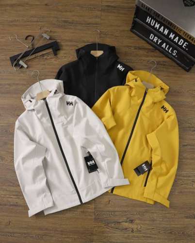 供 Helly Hansen 海丽汉森 春秋季新款硬壳户外冲锋衣连帽外套 这款冲锋衣来自专业户外品牌，挪威的Hh搭载专业防泼水面料得北欧品牌冲锋衣，设计线条简约
