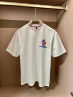 蒙口 官网同款 官网同款 官网同款 重磅推荐 2025Ss夏装新品 专柜在售 最新系列图案Logo短袖T恤 必须人手一件的节奏 进口顶极精梳棉面料 极为亲肤舒适