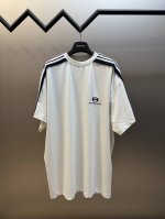 巴黎世家 肩杠条圆领短袖 复古平纹针织面料 采用24S双纱复古平纹针织面料 185G 搭配32S双纱1*1 螺纹 270G 24S面料属于中等偏粗的纱线 适合打