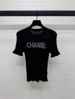 上新原单高端品质 Chane* 2025春夏最新系列！圆领坑条针织短袖！定制Yb羊毛纱线织造 质感高级 舒适柔软 袖口折边竖坑条肌理感十足 胸前品牌撞色字母提花