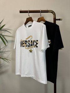 Vs 范思哲 2025新款 圆领 短袖 T恤 高端版本 专柜定制面料 透气舒适度高 细节无可挑剔 品牌元素设计理念 体现高品质 手感细腻柔软 呈现休闲裁剪 上身
