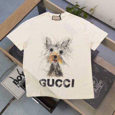 高版本 2025新款Gucci古驰雪纳瑞犬图案Logo字母印花休闲情侣短袖T恤，独一无二的活性环保面料染色，32支双纱精梳纯棉爽滑手感，纯棉不起球不起毛，面料采