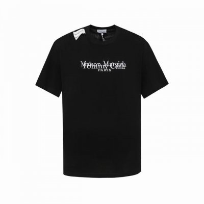 款号：K28 时尚先锋必备！Maison Margiela 马吉拉联名重影印花短袖震撼登场！ 这款短袖采用 230g 双纱爽滑棉面料，双纱质感与爽滑手感的完美融