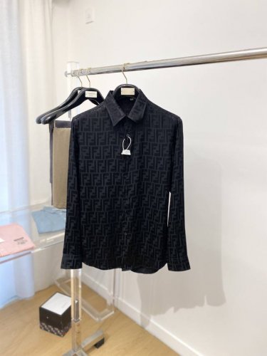 jind 芬迪、 新款衬衫 打造时装艺术感，立体剪裁修身版型，上身效果很帅气，微彰显品位，整体细节可以对比、效果非常有型 码数M-3Xl