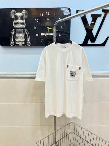 款号143 Givenchy纪梵希2025Ss新款口袋刺绣情侣休闲短袖 采用300G纯棉双纱面料 上身舒适柔软 胸前采用口袋刺绣工艺 看起来立体高端 高版本可随