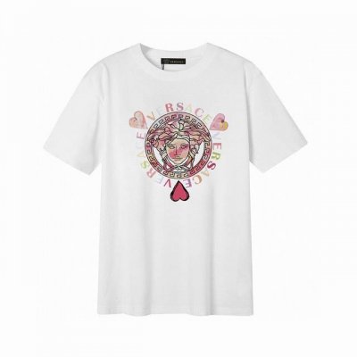 Versace 范思哲爱心美杜莎短袖T恤,简单的设计看起来特别大方！版型剪裁特别有讲究！上身很洋气显瘦内搭外穿都看高密针织圆领设计，平整简约！亲肤透爽！T恤面料