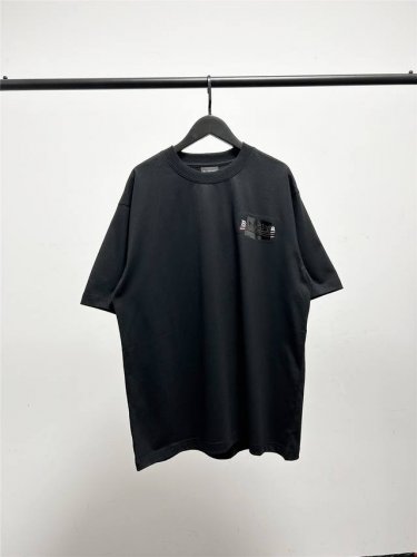 高版本 质量很好 巴黎世家 Balenciaga男女同款胸前背后胶条可乐刺绣 短袖T恤 此款尺码偏大 最小Xs穿到 斤左右 最大穿到200多斤 巴黎可乐胶带刺绣