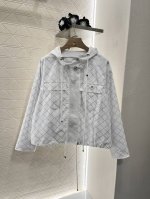 Chane*2025新品上架 烫钻菱格连帽抽绳外套 定制Yb进口绵绸材质 面料柔软亲肤 质感十足 常青连帽抽绳外套裁剪 通体烫钻工艺处理 以菱格分布 随光线折射