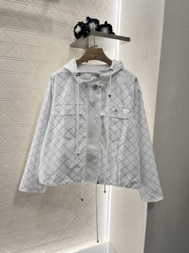 Chane*2025新品上架 烫钻菱格连帽抽绳外套 定制Yb进口绵绸材质 面料柔软亲肤 质感十足 常青连帽抽绳外套裁剪 通体烫钻工艺处理 以菱格分布 随光线折射