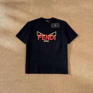 独家臻品 Fendi芬迪 纯色字母印花圆领短袖T恤 男女同款 还在为日常穿搭不够出彩而烦恼？Fendi芬迪春节限定短袖T恤，绝对是你的时尚救星！它将经典纯色与独