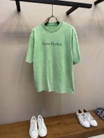 P260 Acne Studios 果绿色黑钻徽标棉质短袖T恤 此款圆领T恤采用休闲版型，中性风格。正面点缀Acne Studios黑钻徽标。由棉布制成，呈现复