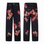 克罗心 Ch城市限定系列 豹纹火焰牛王重工牛仔圣巴特城市限定 克罗心作为潮流界的顶流品牌 这款裤子更是其中的佼佼者 它采用经典的李维斯牛仔裤底板 经过精心拆解与