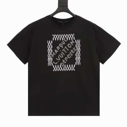 Louis Vuitton 路易威登 珍珠字母绣花圆领短袖 秀场版型、胸前呈现 Marque L. Vuitton Deposee 珠饰刺绣、后部翻转效果、标签