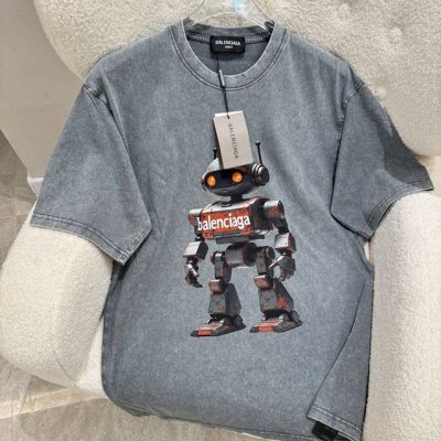 Balenciaga巴黎世家 25Ss夏季巴黎260克短T 一个复古金属机器人的详细高质量 3D渲染 胸前用粗体黑色字母写着 Balenciaga 机器人有一个
