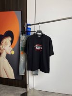巴宝莉2025夏季新品短袖T恤，一比一原版印花.三标齐 ！简约百搭款。纯棉面料.穿着透气舒适！黑白两色 微阔版型.男女同款！码数：M-Xxl M码可以穿到140