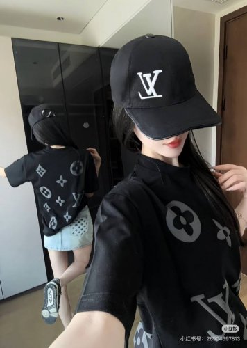 模特图组 款号 Zmr81# lv经典四叶草Logo满印发泡印花圆领短袖T恤 280克纯棉双砂面料 原版原标 最大可穿200斤 所有面料均已提前做过缩水 品质第