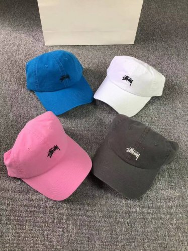 上新 Stussy Stock Low斯图西刺绣徽标鸭舌帽 材质：精梳棉 尺寸：大小可调节 灰色、米白色、白色、粉色、蓝色 注意！！米白色也有货 5色齐发