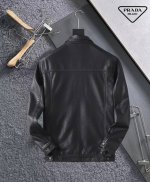 普拉达 2025春季新款男士皮衣夹克外套，高端版本！专柜定制面料 透气舒适度高，细节无可挑剔，品牌元素设计理念，体现高品质。手感细腻柔软！呈现休闲裁剪，上身版型