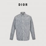 Dior 迪奥 22Ss 经典满印老花牛仔衬衫外套 原版购入，区别市面版本，独家开模定做铝扣，水洗后长时间存放不易生锈。口袋的小纽扣的“Dior”字母程度清晰可
