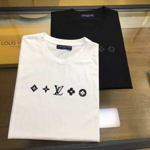 新品 L.V... 2025新季专柜新品 休闲短袖T恤，顶级贸易公司货，重磅高端尖品，品牌原产 品相完美一流！工艺Logo设计感超强的一款单品，将时装美学发挥到