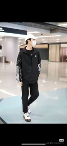 新款上新 Adidas阿迪达斯三叶草25S新款立领运动宽松夹克外套男女同款冬天同款阿迪外套 阿迪三叶草夹克外套绝对的爆款 经典款 各大明星同款！ 细节在线，随意