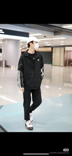 新款上新 Adidas阿迪达斯三叶草25S新款立领运动宽松夹克外套男女同款冬天同款阿迪外套 阿迪三叶草夹克外套绝对的爆款 经典款 各大明星同款！ 细节在线，随意