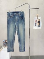 prada普拉达独家专供新款休闲牛仔裤高端版本！专柜定制面料 透气舒适度高，细节无可挑剔，品牌元素设计理念，体现高品质。手感细腻柔软！呈现休闲裁剪，上身版型超赞