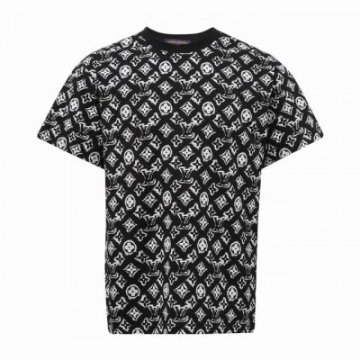 louis Vuitton 路易威登 复古老花圆领短袖 采用24S特纺紧密棉面料 185G 搭配40S双纱螺纹 纤维的端头均捻入纱线内 因此成纱非常紧密 纱线外