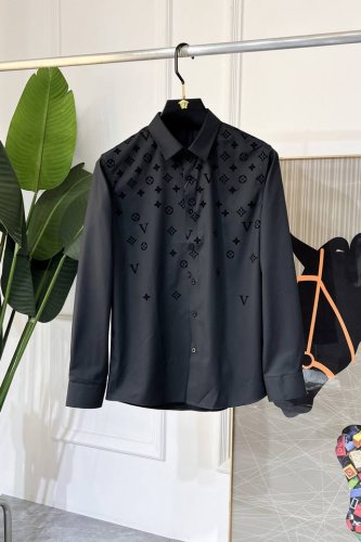 Lv Ss时尚大爆款精品长袖衬衫，贸易公司渠道货，品相完美如斯，属于入柜级别，可预见性的爆款，高级定制进口高级棉混纺面料，大师级剪裁，质感无敌，亲肤性极佳，非常