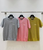 夏季新款来袭 Miumiu圆领镂空短袖，轻盈透气，时尚圆领设计，短袖镂空剪裁，尽显优雅与清凉，夏日必备单品！