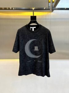 gvc纪梵希、2025春夏男士新款Logo圆领短袖T恤。进口定织面料，%62.2棉、%37.8聚酯纤维、面料手感丝滑柔软，透气亲肤性极佳，着身无比的舒适，整体质