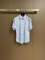 330 Dior 刺绣短袖衬衫，面料 定制 高密丝稠衬衫料 细腻柔软 轻薄透气 光泽度高 采用进口机刺绣工艺 使用先进的计算机控制系统和精密的机械部件 精度高