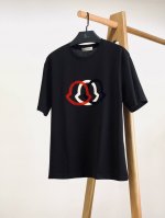 Moncler 蒙口 2025Ss春夏新品 把阿尔卑斯山风穿在胸口的通勤神器 Mon徽章+文字采用意大利植绒工艺， 0.8Mm立体绒面触摸如抚小羊绒，白金配色在