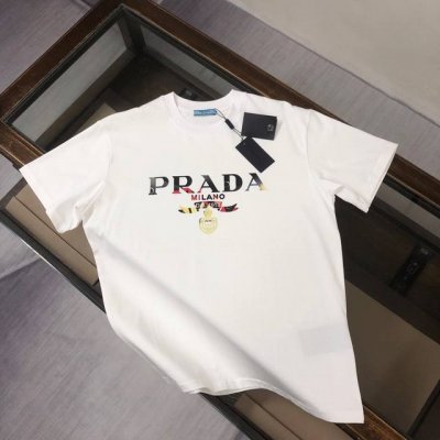 prada 普拉达 24Ss夏季新款圆领短袖T恤！270克重磅高端纯棉面料，手感质感都极完美！修身裁剪设计干净利落！时尚又好看！走线做工非常精致！版型效果超赞！
