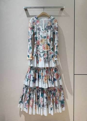 Zimmermann 新品推荐 奶油色多彩花卉图案 层叠裙摆长款连衣裙 选用棉质面料制成，采用时尚迷人的深V领和长袖设计，并配有一条可拆卸的细绳腰带，彰显甜美的