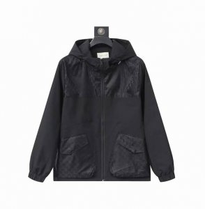 GuccⅠ高品质秋新款夹克外套，秀场新品品相非常完美，记忆面料舒适保暖，三标齐全，色泽饱满诱人，非常出彩的设计，轻松将时髦感进阶，做工极为考究严谨，走线工整细致