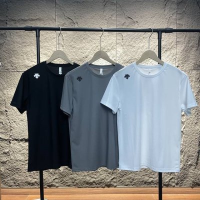 迪桑特 Descente 基础硅胶Logo高弹冰丝速干短袖T恤 精选高弹速干面料，触感丝滑细腻，兼具透气性与快干特性，让肌肤时刻保持清爽，告别闷热不适。面料富有