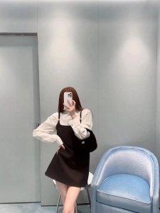 miumiu 小黑裙 金属徽标设计简约而不简单 单穿或者内搭衬衣都 版型超显瘦 Sml