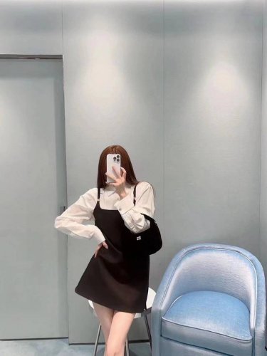 miumiu 小黑裙 金属徽标设计简约而不简单 单穿或者内搭衬衣都 版型超显瘦 Sml