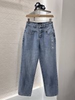 Chane*2025新品上架 高腰水洗牛仔直筒裤 定制Yb斜纹棉牛仔材质 透气性佳 柔软亲肤 高腰系扣对称口袋直筒长裤剪裁 多重酵素水洗工艺处理 打造均匀浅蓝灰