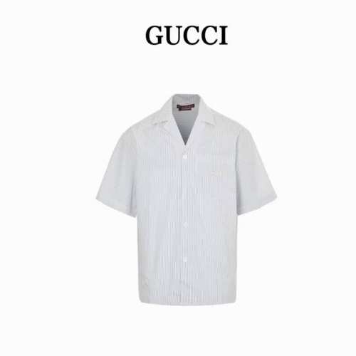 Gucci 古驰 25Ss 激光小标竖条纹短袖衬衫 经典风格设计贯穿2025早春系列，呈献多款雅致衬衫和精裁夹克单品，以低调内敛细节动人夺目，为日常造型平添魅力