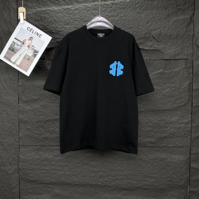 巴黎世家2025新硅胶立体字母Logo情侣款短袖T恤 高版本高版本 原版面料 数码直喷印花工艺 网红明星同款 高版本 高 品质 面料采用300克纯棉面料 手感超