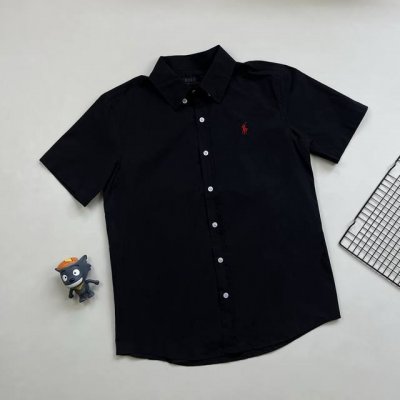 ralph Lauren拉夫劳伦小标刺绣短袖衬衫！ 采用高品质纯棉面料，手感细腻。透气不闷热，柔软亲肤。 胸前经典Logo刺绣，立体精致 ，细节饱满。 每个男生