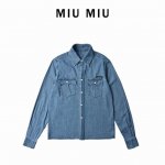 360 Miumiu缪缪 复古口袋牛仔衬衫外套 透气性佳 柔软亲肤 多重酵素水洗工艺处理 打造深蓝复古为底的自然擦色感 翻领长袖牛仔衬衫造型 与常青翻盖口袋呼应