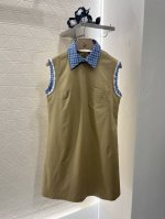 P340Miumi*2025新品上架 格子拼接背心裙 定制Yb原生全棉材质 质感光泽 挺括有型 背心连衣裙剪裁 上半部翻领领口拼接蓝格衬衫面料 作钮扣可拆卸处理